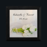 White Tulip Bouquet Spring Wedding Schmuckschachtel<br><div class="desc">Passen Sie die elegante White Tulip Bouquet Spring Wedding Geschenkboxen mit den persönlichen Namen der Braut und Bräutigam und März,  April oder Mai Frühjahrsfeier Datum. Diese klassische,  individuelle botanische Puzzletasche zeigt ein Blumenfoto mit einem Blumenstrauß aus weißen Tulpenblüten,  weißer Perlenhalskette und Brautschleier mit weißem Satin-Hintergrund.</div>