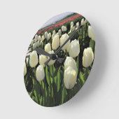 White Tulips in a Field, Oregon Runde Wanduhr (Winkel)