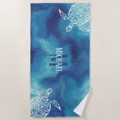 White Turtle Tribal | Blaue Farbe | Monogramm Strandtuch (Vorderseite)