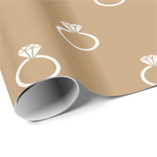 White Verlobung Rings on Camel Brown Geschenkpapier