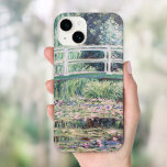 White Water Lilies | Claude Monet Case-Mate iPhone 14 Hülle<br><div class="desc">White Water Lilies (1899) von dem französischen Impressionisten Claude Monet. Originelle Kunstmalerei ist ein Öl auf der Leinwand eines Gartens mit Wasserlililien unter der japanischen Brücke. Verwenden Sie die Entwurfstools,  um einen benutzerdefinierten Text hinzuzufügen oder das Bild zu personalisieren.</div>