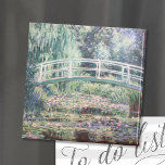 White Water Lilies | Claude Monet Magnet<br><div class="desc">White Water Lilies (1899) | Claude Monets White Water Lilies ist ein ruhiges und faszinierendes Gemälde aus seiner berühmten Water Lilies Serie. Dieses Werk zeigt einen ruhigen Teich mit zarten weißen Lilienblüten und grünen Lilienpolstern, die auf der reflektierenden Oberfläche schwimmen. Monets impressionistischer Stil strahlt durch das weiche, diffuse Licht und...</div>