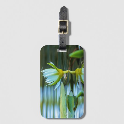 White Water Lily Blooms in the Pond  Gepäckanhänger (Vorderseite Vertikal)