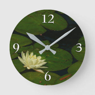 White Waterlily I Peaceful Floral Photography Runde Wanduhr