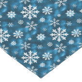 White Winter Snowflake Pattern On Cool Blue Kurzer Tischläufer (Ecke)