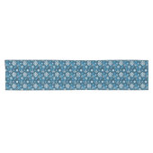 White Winter Snowflake Pattern On Cool Blue Kurzer Tischläufer (Horizontal)