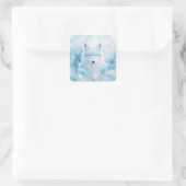 White Wolf Portrait with Blue Eyes in Snowy Forest Quadratischer Aufkleber (Tasche)