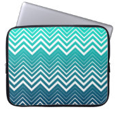 White Zigzag Zickzack und blau-grün Hintergrund Laptopschutzhülle (Vorderseite)