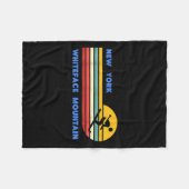 Whiteface Mountain New York Skiing Skier Ski Retro Fleecedecke (Vorderseite (Horizontal))