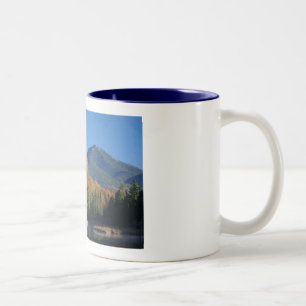 Whiteface Mountain über dem kleinen Cherrypatch Po Zweifarbige Tasse
