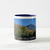 Whiteface Mountain über dem kleinen Cherrypatch Po Zweifarbige Tasse (Mittel)