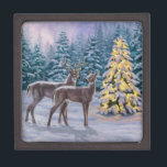 Whitetail Deer & Christmas Tree Winterlandschaft Kiste<br><div class="desc">Ein weißer Buck und Taube stehen in einer Lichtung umgeben von einem Wald aus Tannen und Kiefern, deren Äste schneebedeckt sind. Mitten in der Räumung befindet sich ein Weihnachtsbaum, der mit warmen Urlaubserscheinungen geschmückt ist, die durch den Schnee leuchten und die dunkle Winternacht erhellen. Realistische Kunstwerke, die aus einem originalen...</div>