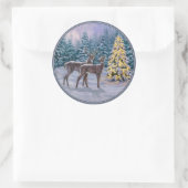 Whitetail Deer & Christmas Tree Winterlandschaft Runder Aufkleber (Tasche)
