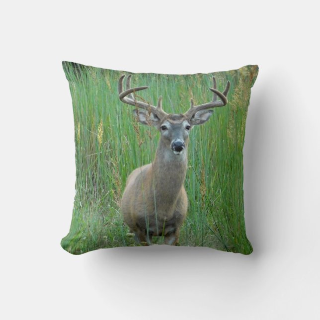 Whitetail Deer Green Field Pillow Kissen (Vorderseite)