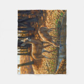 Whitetail Doe and Fawn Drinks aus einem Stream Fleecedecke (Vorderseite)