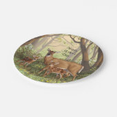 Whitetail Hirsch und Niedliche Zwillingsfaelder im Pappteller (Schrägansicht)