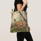 Whitetail Hirsch und Niedliche Zwillingsfaelder im Tasche (Von Nahem)