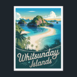 Whitsunday Island Australien Vintag Postkarte<br><div class="desc">Eine atemberaubende und nostalgische Darstellung von Whitsunday Island, einem tropischen Paradies in Australien, das für seine atemberaubenden Strände, kristallklarem Wasser und üppiger Vegetation bekannt ist. Das Design vereint den berühmten Whitehaven Beach der Insel mit seinem weißen Sand und dem lebendigen türkisblauen Wasser, umgeben von der Schönheit des Great Barrier Reef....</div>