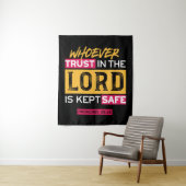 Whoever Trusts in the Lord Is Kept Safe Quote Wandteppich (Beispiel)