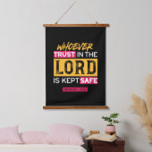 Whoever Trusts in the Lord Is Kept Safe Quote Wandteppich Mit Holzrahmen (Schlafzimmer)