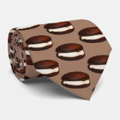 Whoopie Pie Muster (brauner Hintergrund) Krawatte (Gerollt)