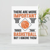 Wichtigere Dinge als Basketball Einladung (Stehend Vorderseite)