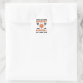Wichtigere Dinge als Basketball Runder Aufkleber (Tasche)