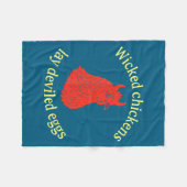 Wicked Chickens Lay Deviled Eggs Fleecedecke (Vorderseite (Horizontal))