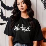 Wicked Halloween Funny Witz T-Shirt<br><div class="desc">Entfesseln Sie dieses Halloween Ihre 'Wicked'-Seite und machen Sie eine bezaubernde Aussage. Es ist das Must-have-Tee für eine leckere Saison,  perfekt für Tricks und Leckereien. Nimm dieses Hexenkunst inspirierte Design und mache dieses Halloween zu einem sehr lustigen!</div>