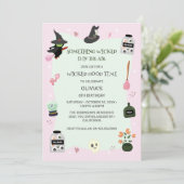 Wicklerisch Niedliche Grüne Hexe Halloween Geburts Einladung (Stehend Vorderseite)