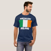 Wicklow, Irland mit irischer Flagge T-Shirt (Vorne ganz)