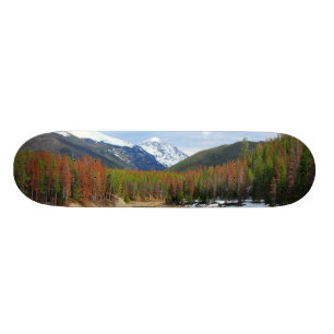 Wicklung der Colorado mit Bergen und Kiefern Skateboard