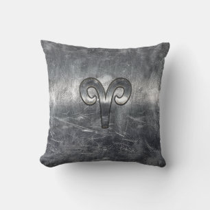 Widder-Zodiac-Symbol im silbernen Distressed-Stil Kissen