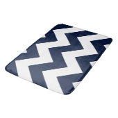 Wide Zigzag Muster Dark Blue & White Badematte (Schrägansicht)