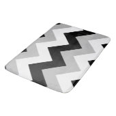 Wide Zigzag Muster Schwarz Weiß Badematte (Schrägansicht)
