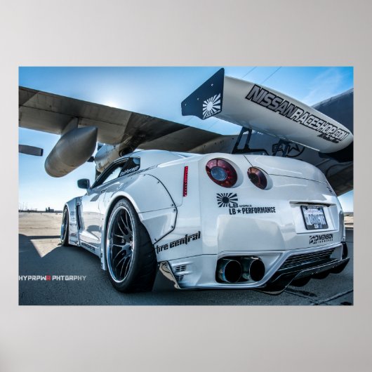 Widebody Nissan GT-R Libertywalk R35 mit Flugzeug Poster (Vorne)