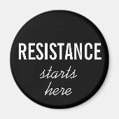 Widerstand fängt hier an, weißer Text auf schwarze Magnet (Vorne)
