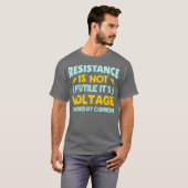 Widerstand ist nicht nutzlos Ohm Gesetz lustig T-Shirt (Vorne ganz)