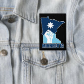 Widerstehe Minnesota erhobene Faust Button (Insitu)