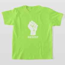 Widerstehen mit der Faust - in weißem T-Shirt