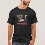 Widmungs-Fest T-Shirt<br><div class="desc">Der Menorah Entwurf ist schön und hell und füllt Sie zum Rand mit Feiertagsgeist und ist auf Geschenken,  Tabellenläufer,  Küchenwäschen,  Wohngestaltung und auf allen Sachen Chanukka perfekt!</div>