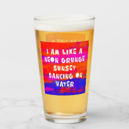 wie ein Neongrunge-Sonnenuntergang auf Wasserglas  Glas