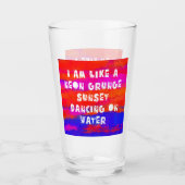 wie ein Neongrunge-Sonnenuntergang auf Wasserglas  Glas (Vorderseite)
