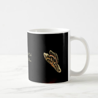 Wie eine Motte zu einer Flammen-Geschenk-Tasse Kaffeetasse