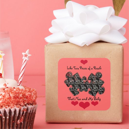 Wie zwei Puzzleteile Quadratischer Aufkleber (Party)