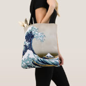 Wieder hergestellte große Welle weg von Kanagawa Tasche (Von Nahem)