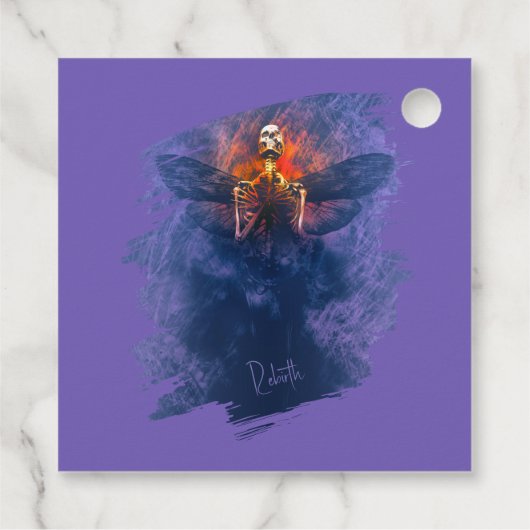 Wiedergeburt. Skelett mit aufsteigenden Flügeln Geschenkanhänger (Rückseite)