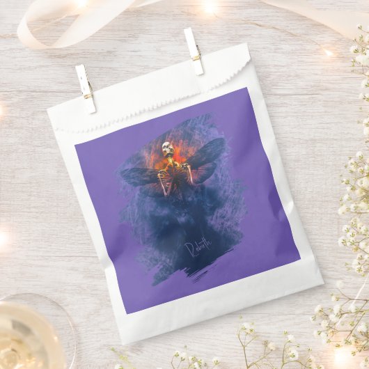 Wiedergeburt. Skelett mit aufsteigenden Flügeln Geschenktütchen (Ausgeschnitten)