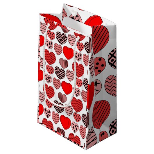 Wiederholte Herzen Kleine Geschenktüte (Vorderseite Schrägansicht)