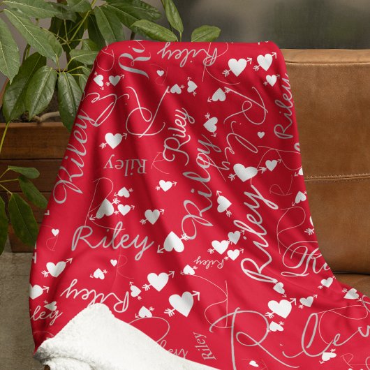 Wiederholter Name Anfangsweiße Herzen auf Rot Fleecedecke